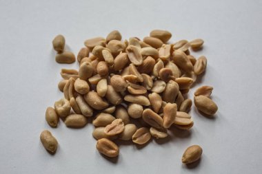 Masaya yığılmış fıstıklar.