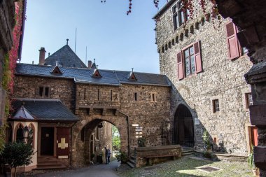 Lahn 'da iyi korunmuş bir kale.