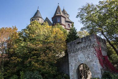 Lahn 'da iyi korunmuş bir kale.