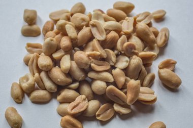 Masaya yığılmış fıstıklar.