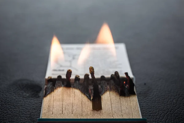 Písmeno zápalky se zápalkami a plamenem — Stock fotografie