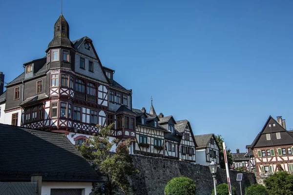 Vakwerkhuizen onder het kasteel — Stockfoto