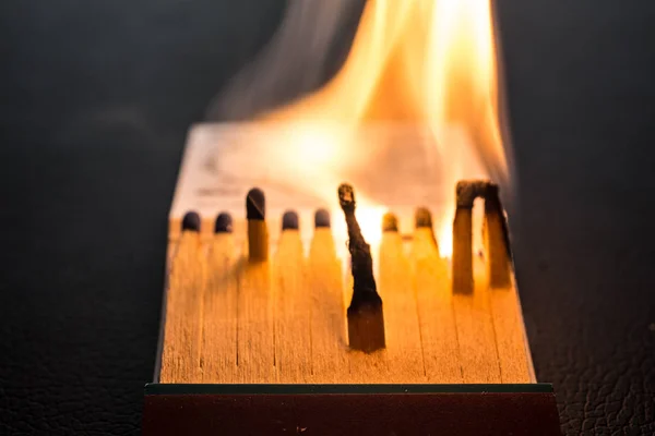 Písmeno zápalky se zápalkami a plamenem — Stock fotografie