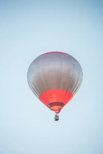 Balão de ar quente colorido voa no céu — Fotografia de Stock