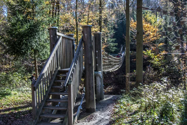 Pont suspendu comme attraction touristique dans le Rothaar Mountai — Photo