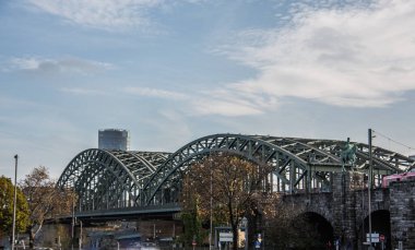 Köln 'deki kemer köprüsü Ren nehri üzerinde.