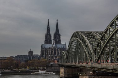 Köln 'deki kemer köprüsü Ren nehri üzerinde.