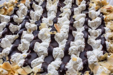 Krema ve çikolatadan yapılmış Tuna dalgası