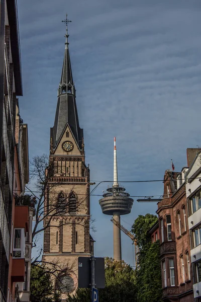 Kirchturm neben Fernsehturm in Köln — Stockfoto