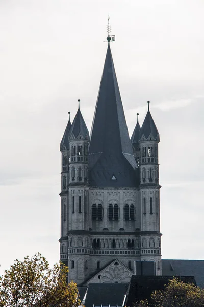 Basílica en el casco antiguo de Colonia — Foto de Stock