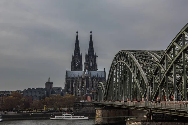 Bågbro i Köln över Rhen — Stockfoto
