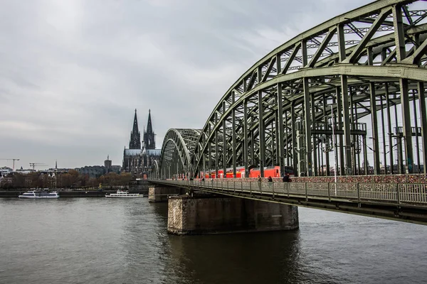 Bogenbrücke in Köln über den Rhein — Stockfoto