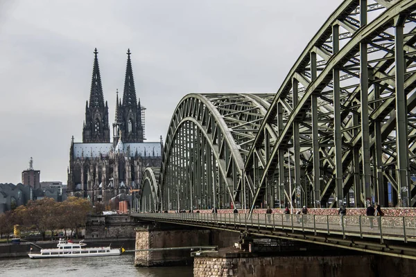 Bogenbrücke in Köln über den Rhein — Stockfoto