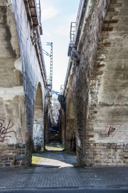 Mavi gökyüzünün altındaki taş demiryolu hattı.