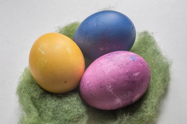 Yuvadaki renkli paskalya yumurtaları