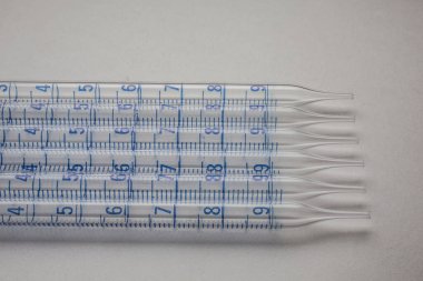 Laboratuvarda ölçekli cam pipetler.