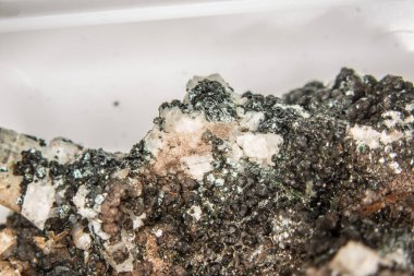 Kayanın üzerinde rutil mineral