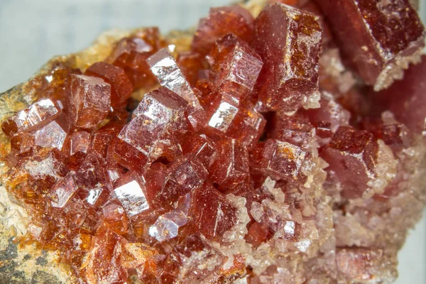 Vöröses vanadit kristályok alapkőzeten — Stock Fotó