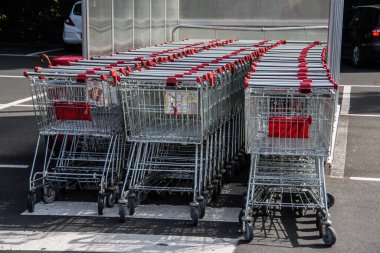 süpermarkette alışveriş sepeti