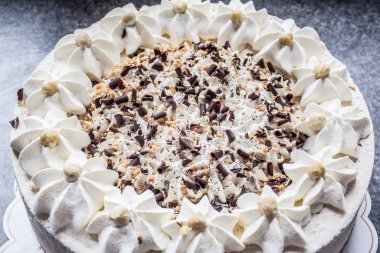 Kremalı Kara Orman vişneli keki