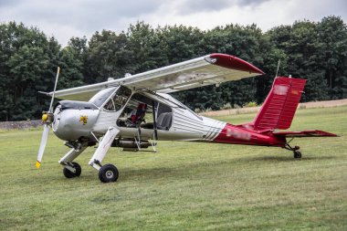 Enstrüman paneli olan pervaneli uçak kokpiti
