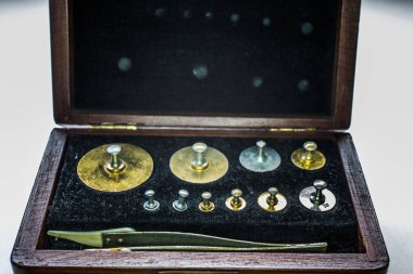 Altın renkli pirinç ağırlık seti