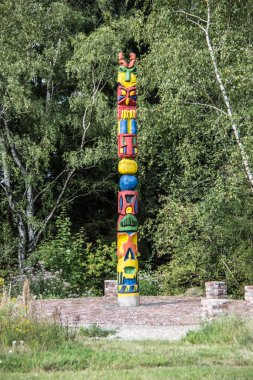 Ormanda renkli totem direği