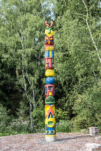 Kolorowy Słup Totemowy Lesie — Zdjęcie stockowe