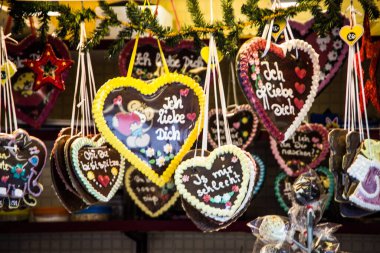 Noel pazarında zencefilli kek kalpleri