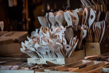 Mutfak gereçleriyle Noel pazarında dur.