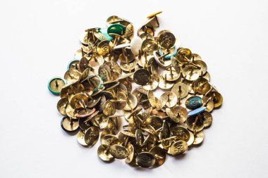 Renkli başlıklı iğneler.