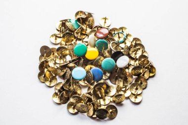 Renkli başlıklı iğneler.