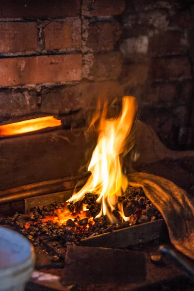 炉膛中的煤火和炽热的钢 — 图库照片