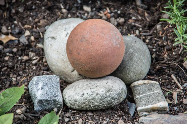 岩石花园床上的圆石子 — 图库照片