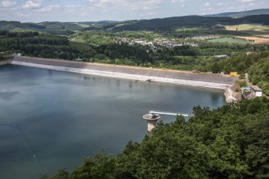 Yazın Attendorn yakınlarında büyük baraj
