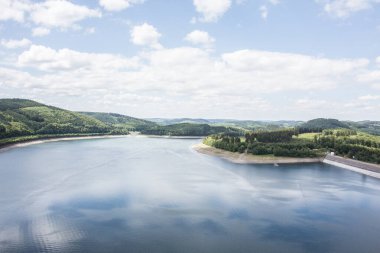 Yazın Attendorn yakınlarında büyük baraj