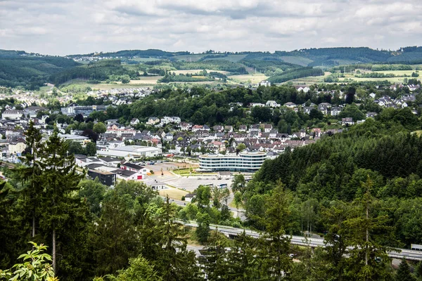 Vista Cidade Attendorn Com Cobertura Florestal — Fotografia de Stock
