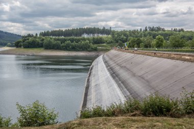 Yazın Attendorn yakınlarında büyük baraj