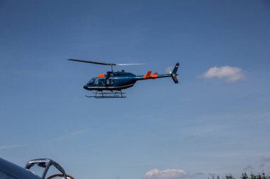 Wenden 'deki çimenlikte pisti ve helikopteri olan spor havaalanı