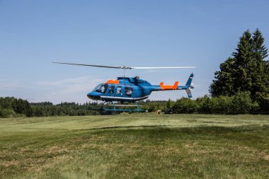 Wenden 'deki çimenlikte pisti ve helikopteri olan spor havaalanı