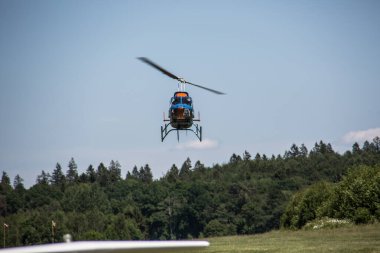 Wenden 'deki çimenlikte pisti ve helikopteri olan spor havaalanı
