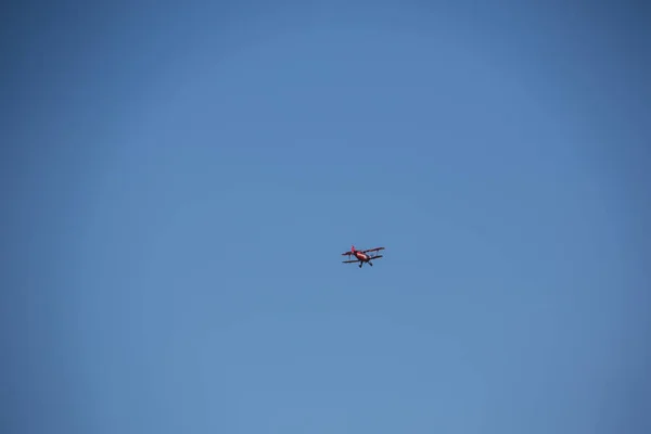 飞机在温斯本机场上空盘旋 — 图库照片