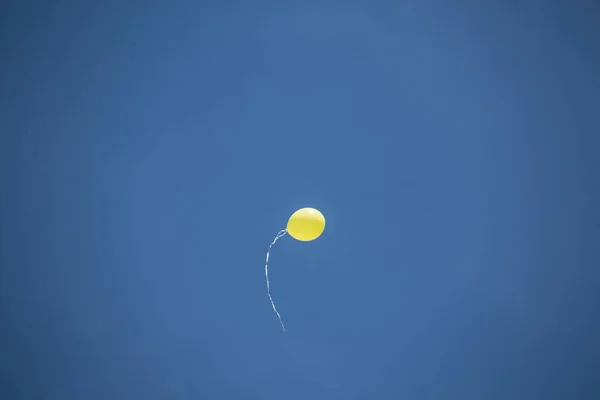 Balão Amarelo Céu — Fotografia de Stock