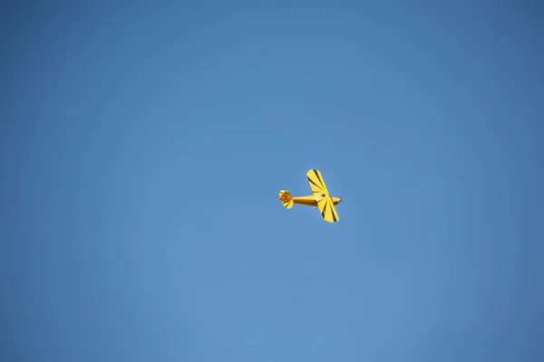 비행장 상공에서 비행기 — 스톡 사진