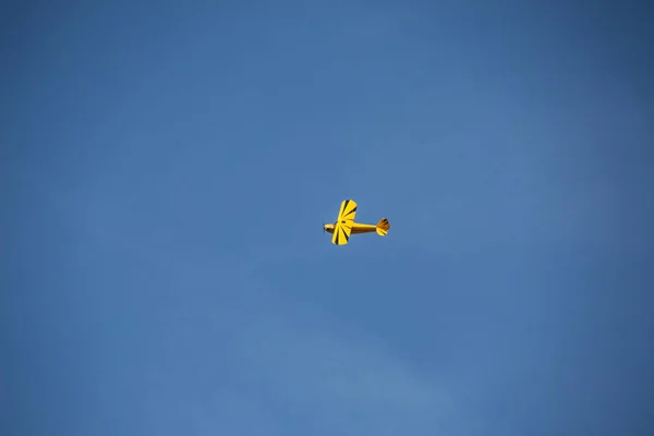 飞机在温斯本机场上空盘旋 — 图库照片
