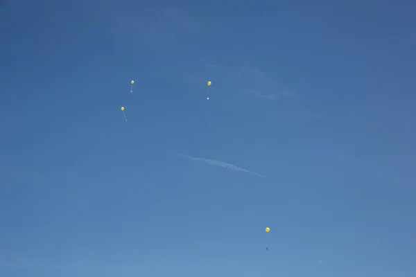 Gelber Ballon Himmel — Stockfoto