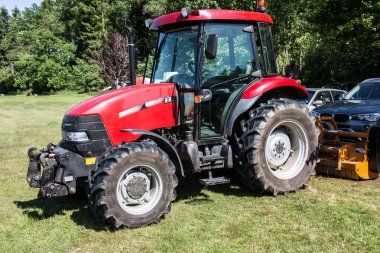 kırmızı traktör çayırda