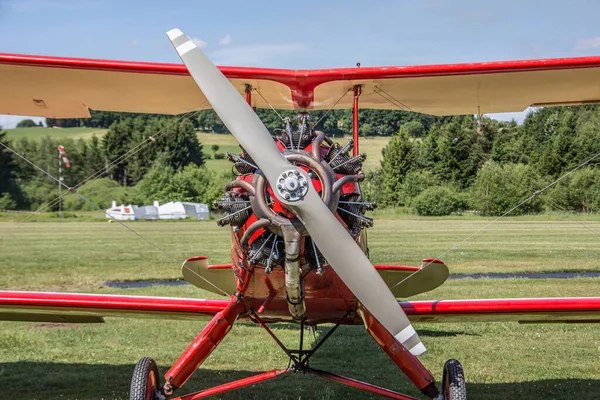 Rött Biplan Flygplan Ängen — Stockfoto