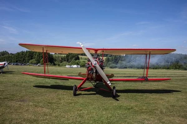 Červené Dvouplošníkové Letadlo Louce — Stock fotografie