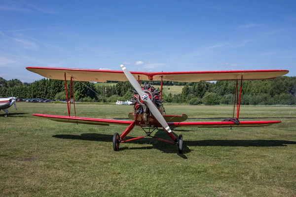 Aereo Biplano Rosso Sul Prato — Foto Stock